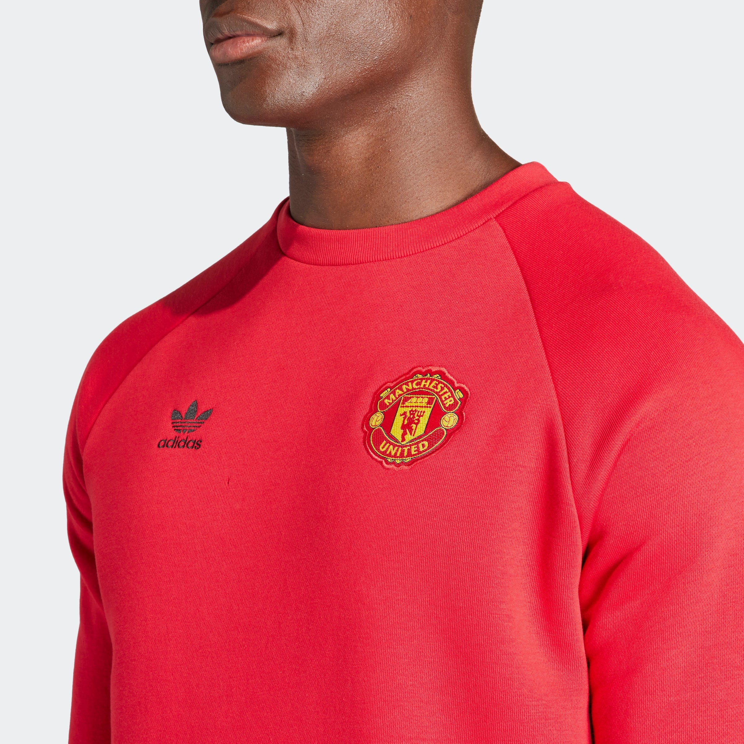 Manchester United Essentials Trefoil Crew Sweatshirt