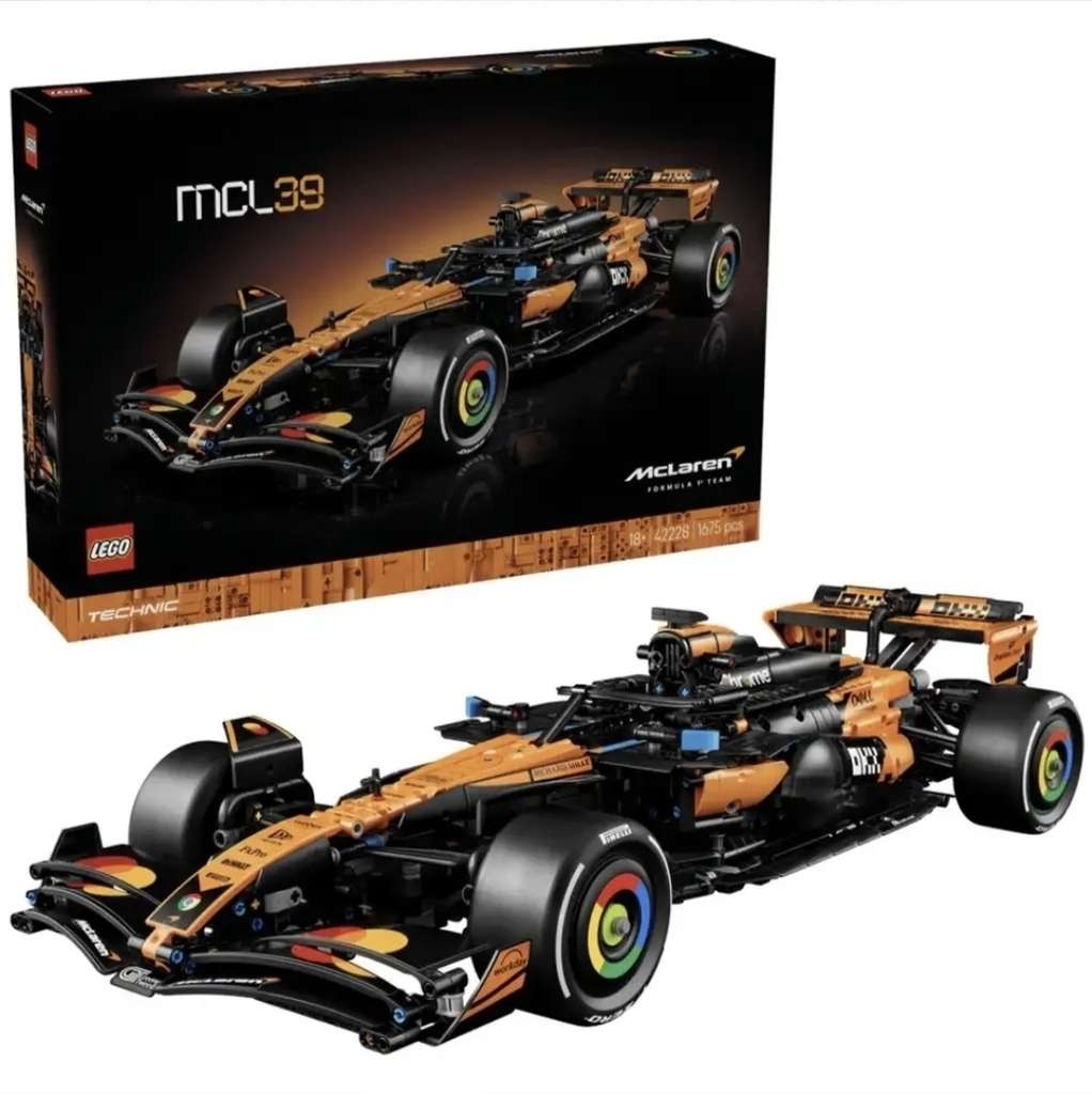 LEGO Technic McLaren MCL39 F1 Car set 42228 (1:8 scale, 1675 pieces)