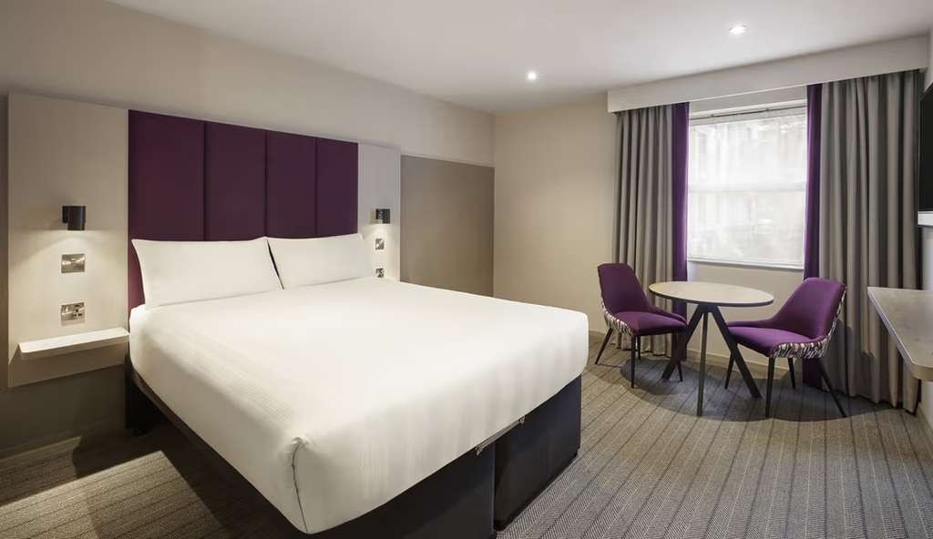 London 3-night family rooms (2A+2C) Aug 2026, e.g. Croydon, from £41.66 pn with free breakfast