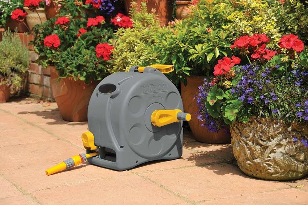Hozelock 2-in-1 Compact Enclosed Hose Reel with 25 m Hose and Connectors