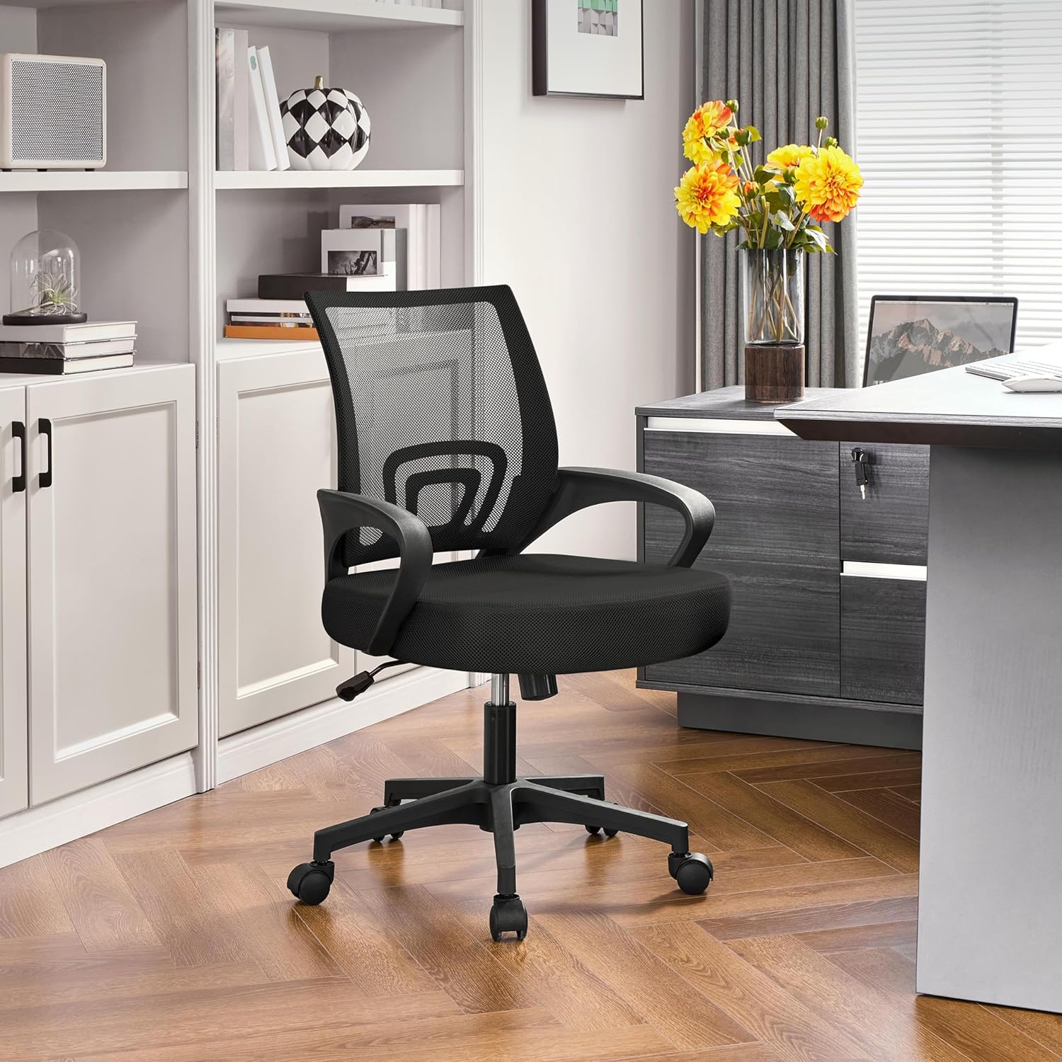 Yaheetech Modern Ergonomic Office Chair Adjustable Swivel Mesh Computer Chair with Back Support Arms