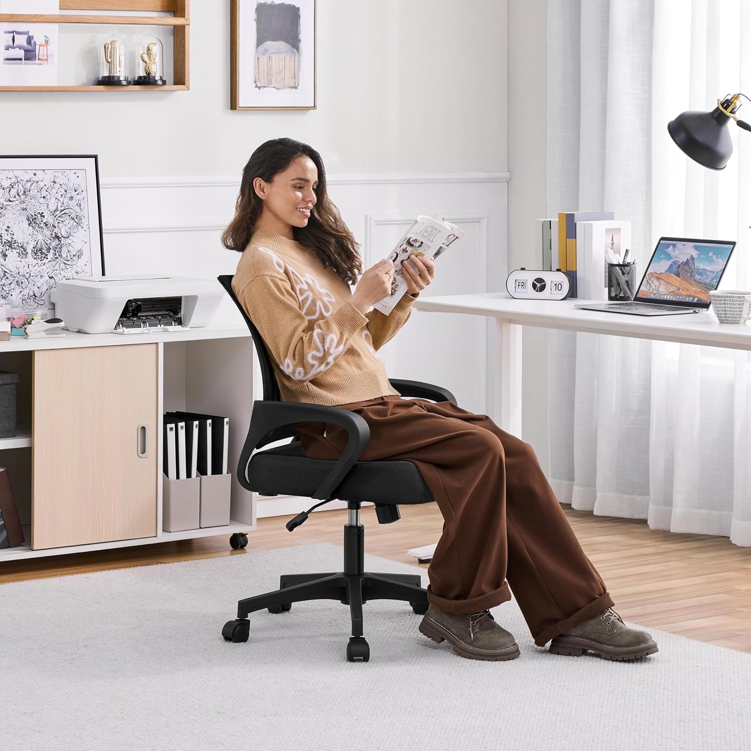 Yaheetech Modern Ergonomic Office Chair Adjustable Swivel Mesh Computer Chair with Back Support Arms