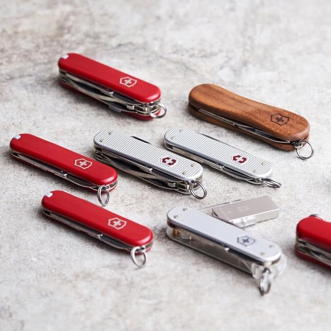 Victorinox Jetsetter Swiss Army Pocket Knife, Small Multi Tool, 7 Functions, Bottle Opener, Phillips Screwdriver 0/1, Magnetic, Scissors