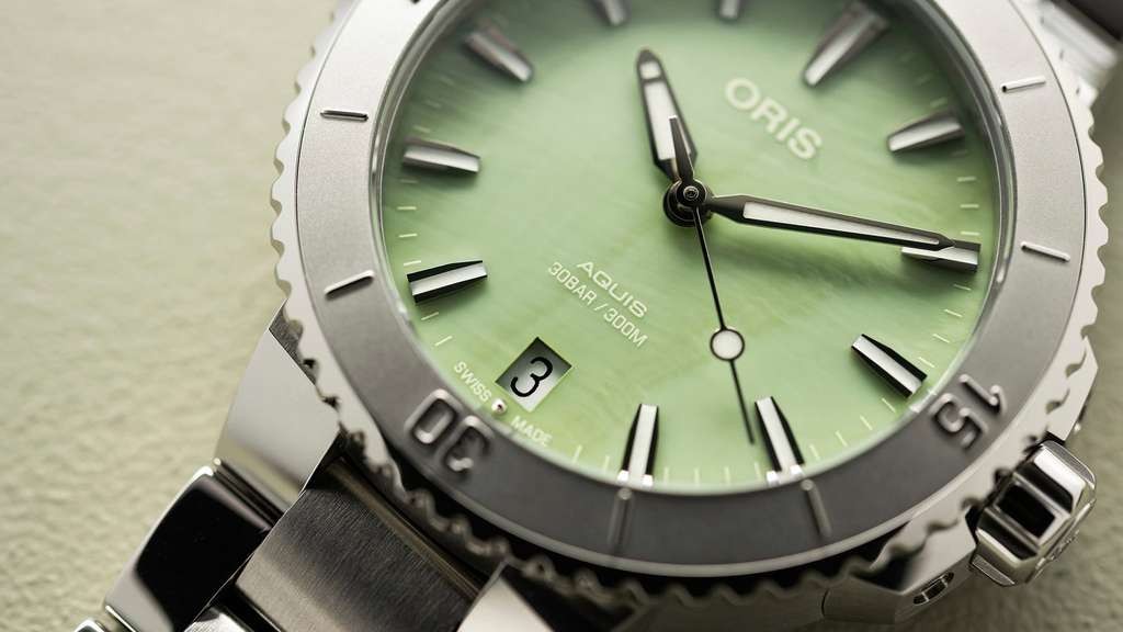 Oris Aquis Date Auto 36.5mm, green MOP, unisex. Ref: 01 733 7770 4157-07 8 18 05P