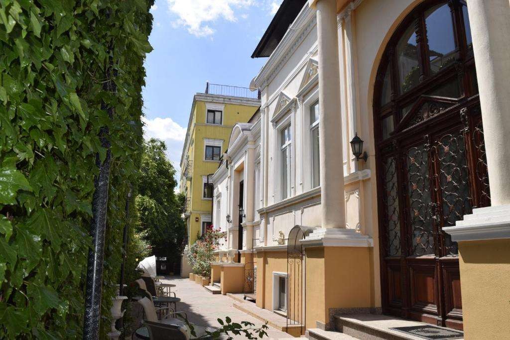 Travelodeal, June: 2 nts Bucharest Hotel Michelangelo for 2, with LDN flights & Dracula's Castle tour code via app